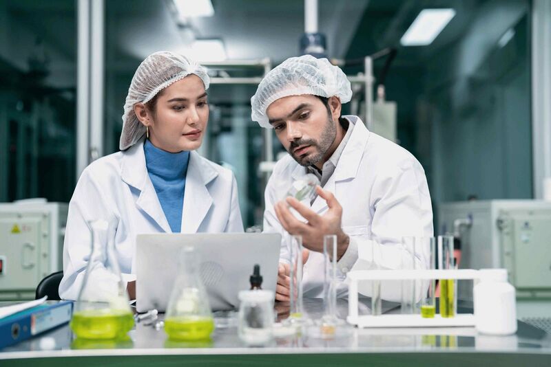 Datei:Clinical-trial-consulting-8344100.jpg